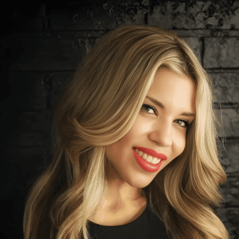 Portrait of Diana Muñoz, a professional stylist at Educe Salon, showcasing their expertise and style.