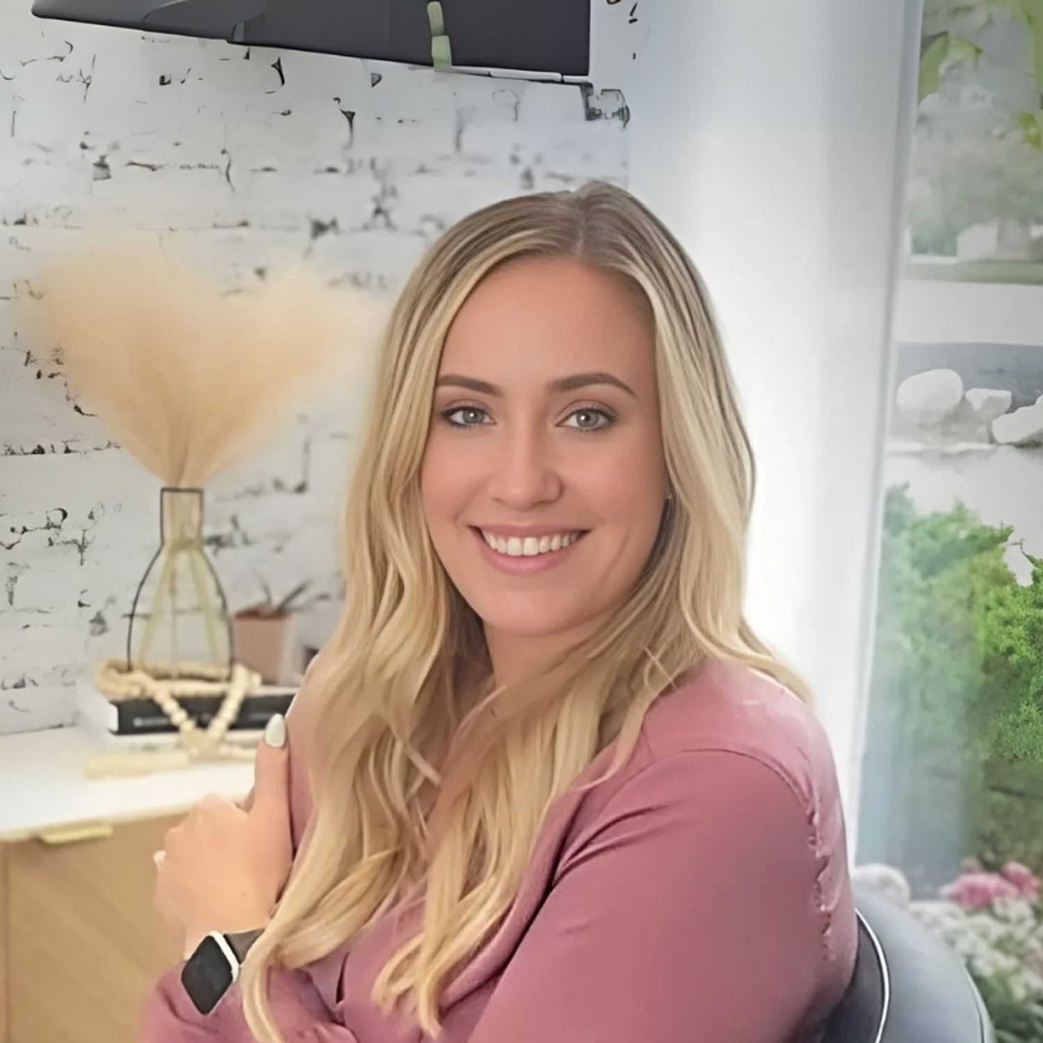 Portrait of Amanda, a professional stylist at Noir et Blanc Salon, showcasing their expertise and style.