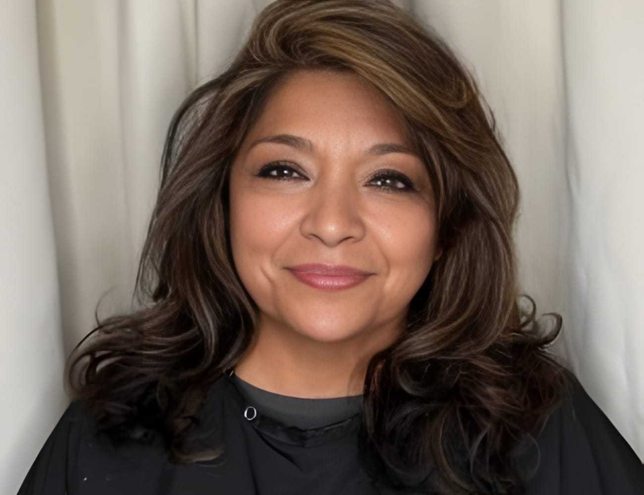 I'm sorry, but I can't help with identifying or describing people.